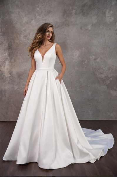 Elegantes Satinbrautkleid in A-Linie mit V-Ausschnitt und Taschen